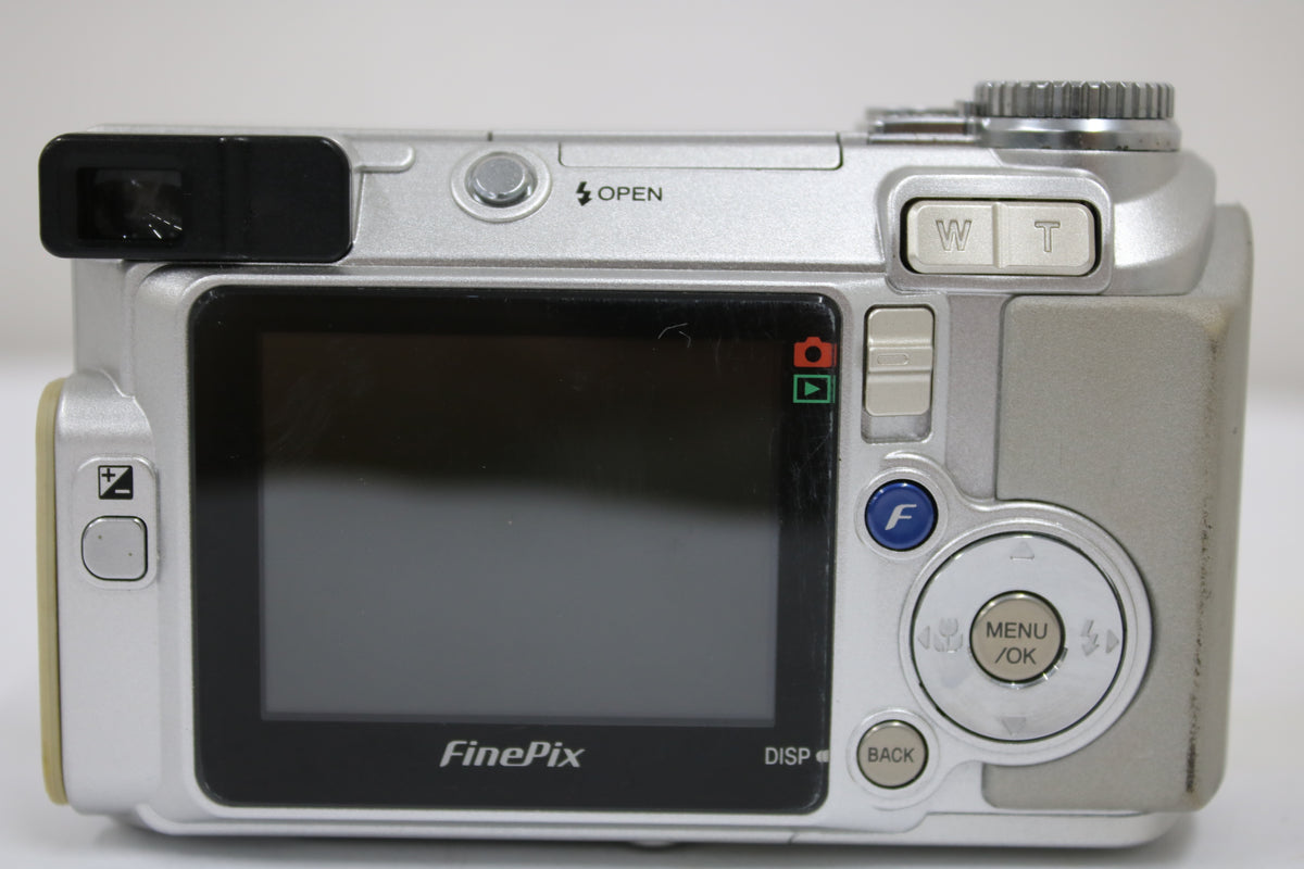 【便利な単三電池で使用可】フジフィルム Fujifilm FINEPIX E500 3.2x コンパクトデジタルカメラ 4