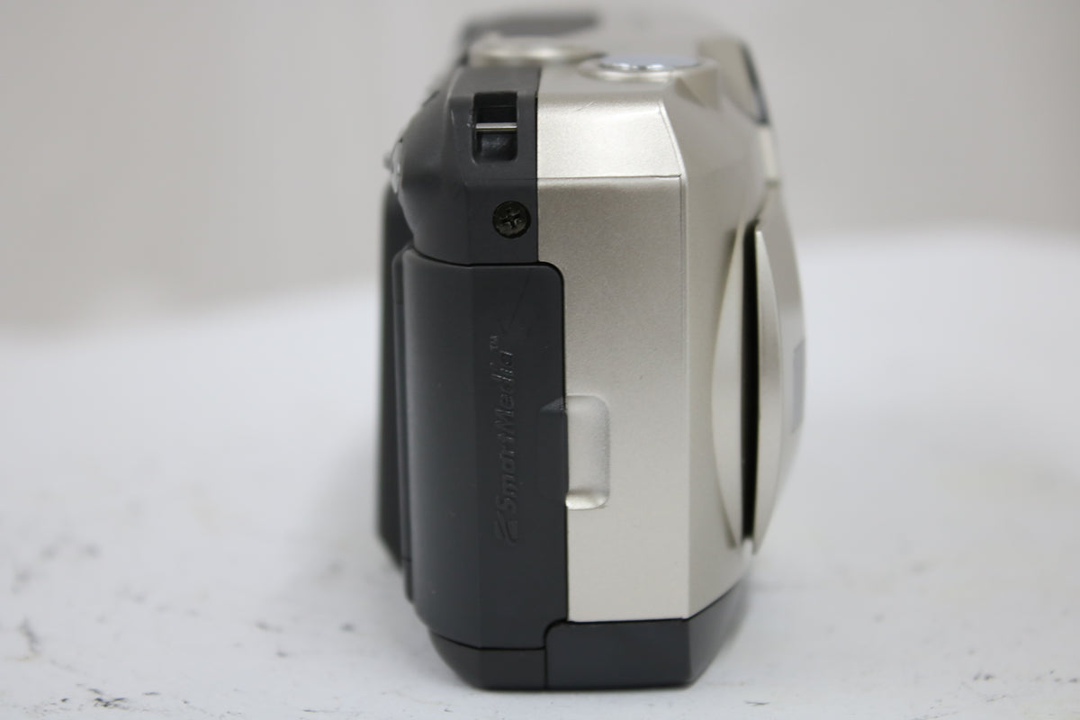 【便利な単三電池で使用可】フジフィルム Fujifilm FINEPIX 2500Zoom 3x コンパクトデジタルカメラ 3