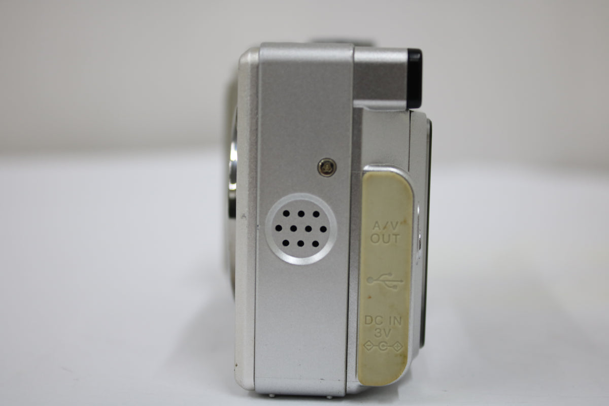 【便利な単三電池で使用可】フジフィルム Fujifilm FINEPIX E500 3.2x コンパクトデジタルカメラ 3