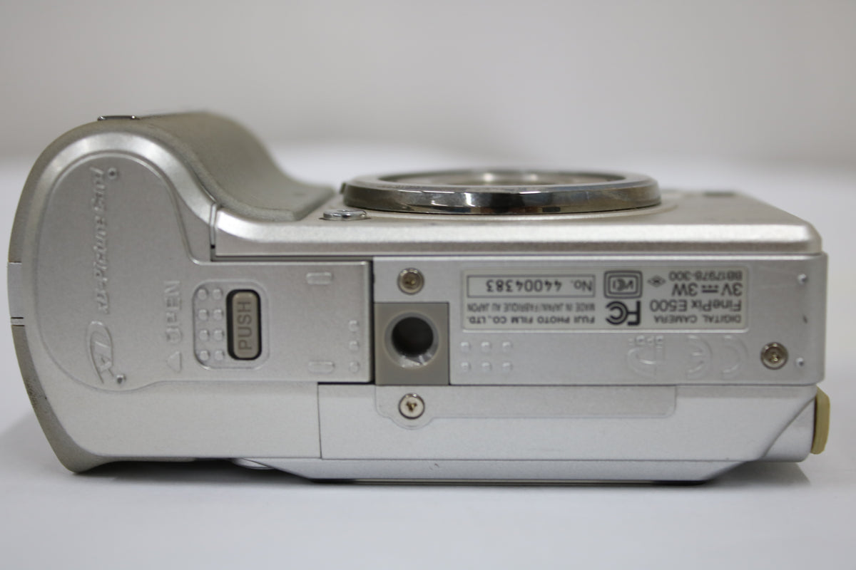 【便利な単三電池で使用可】フジフィルム Fujifilm FINEPIX E500 3.2x コンパクトデジタルカメラ 7
